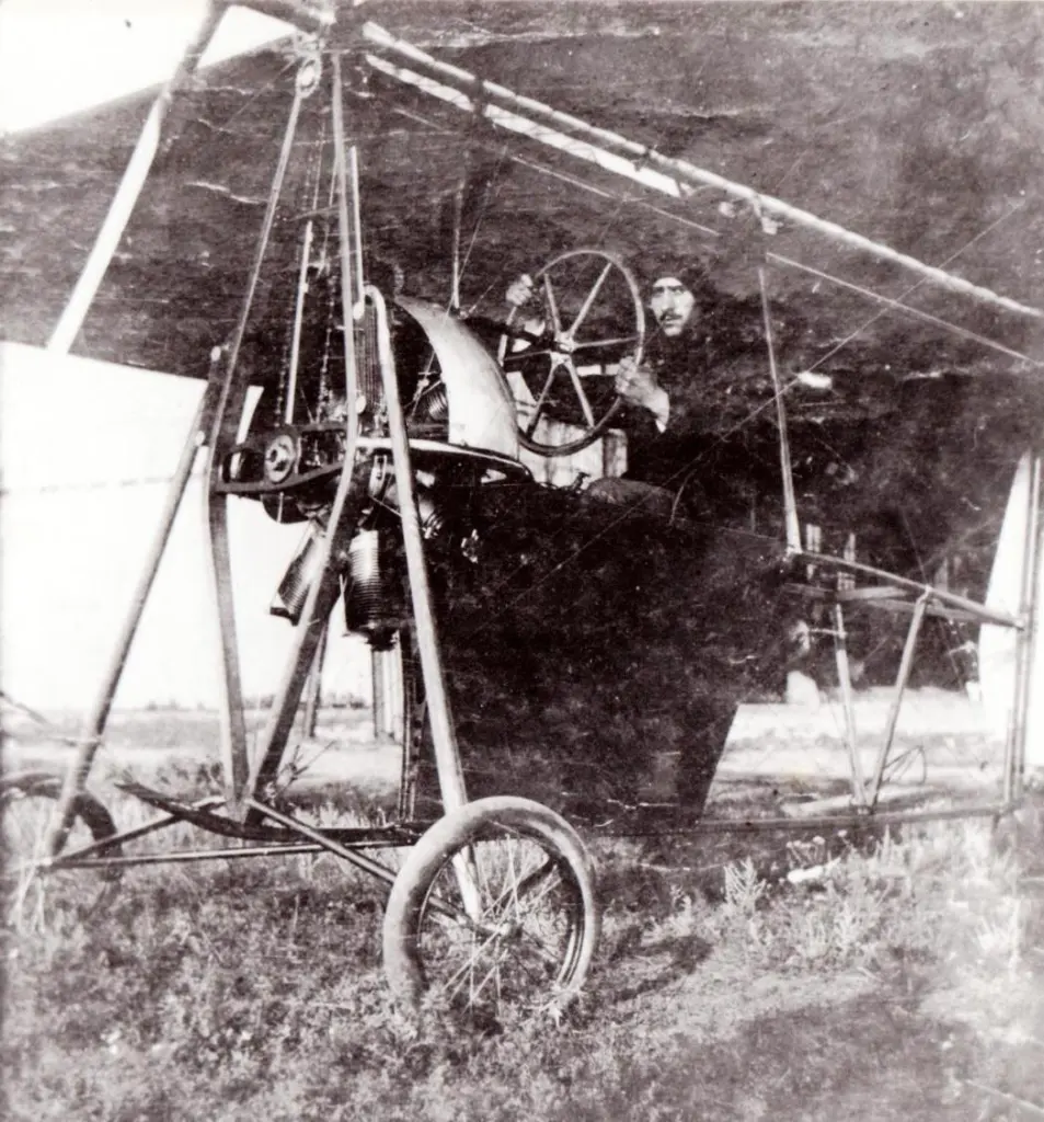 Aurel Vlaicu la comenzile avionului Vlaicu I, fotografie din jurul anului 1910