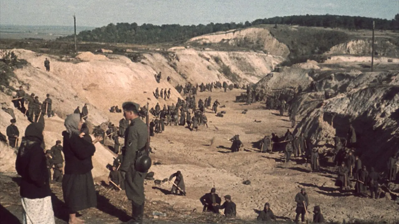 Prizonieri sovietici acoperind o groapă comună la Babi Yar, în octombrie 1941