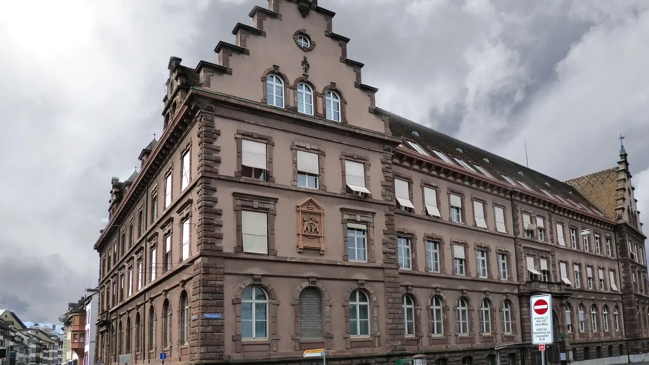 Clădirea fostului Muzeu al Meseriilor din Basel, la colțul Spalenvorstadt cu Petersgraben
