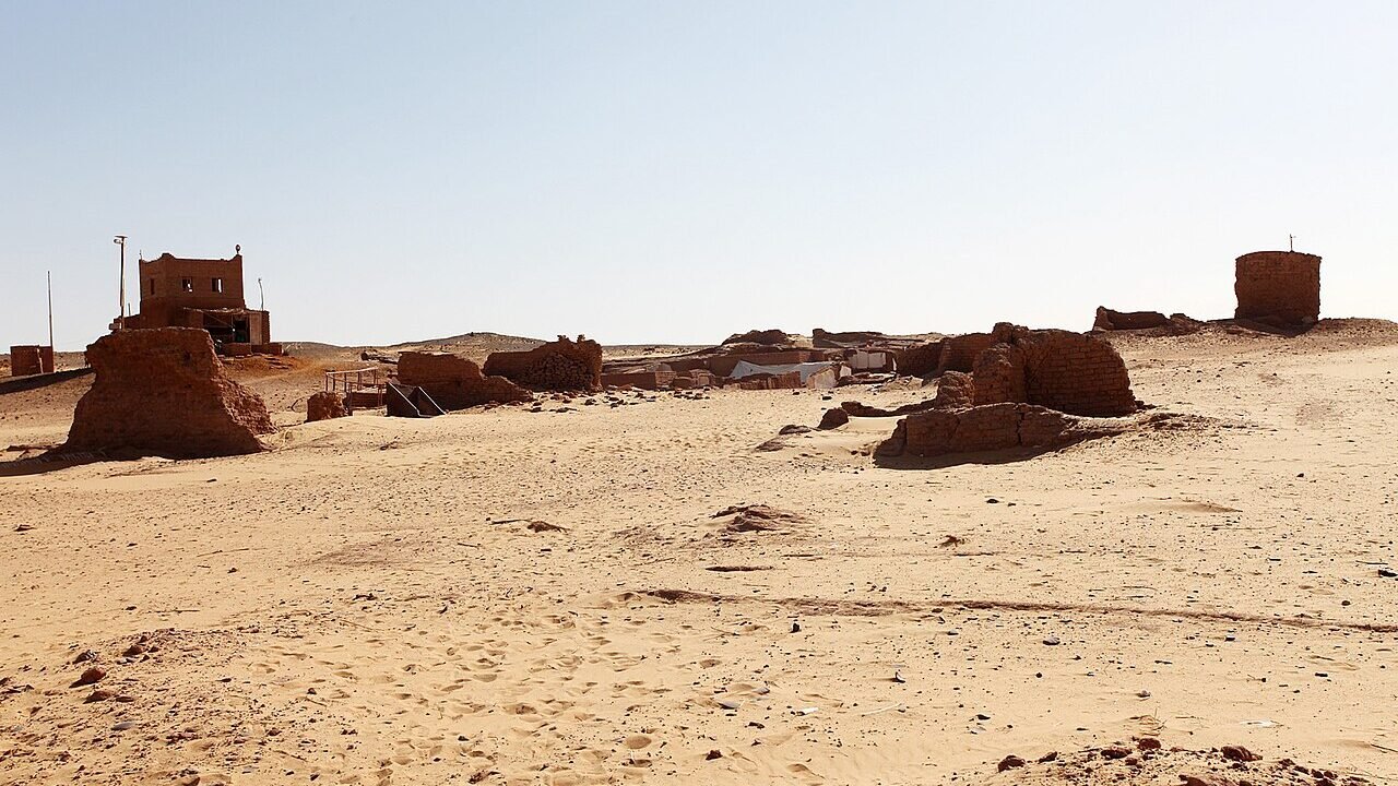 Ruine de cărămidă și piatră ale necropolei Bir el-Shaghala, în deșertul oazei Dakhla