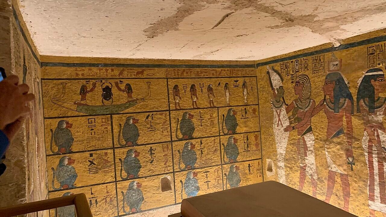Camera funerară a mormântului lui Tutankhamon din Valea Regilor, cu sarcofagul de piatră