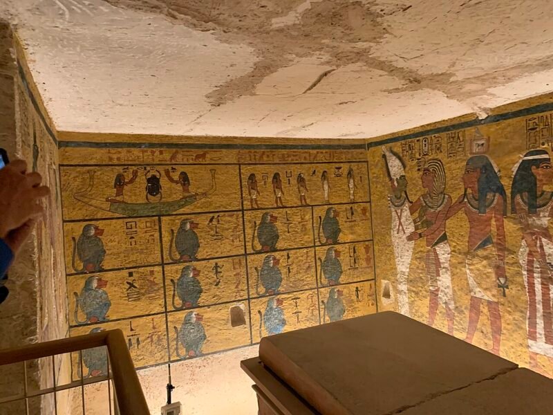 Camera funerară a mormântului lui Tutankhamon din Valea Regilor, cu sarcofagul de piatră