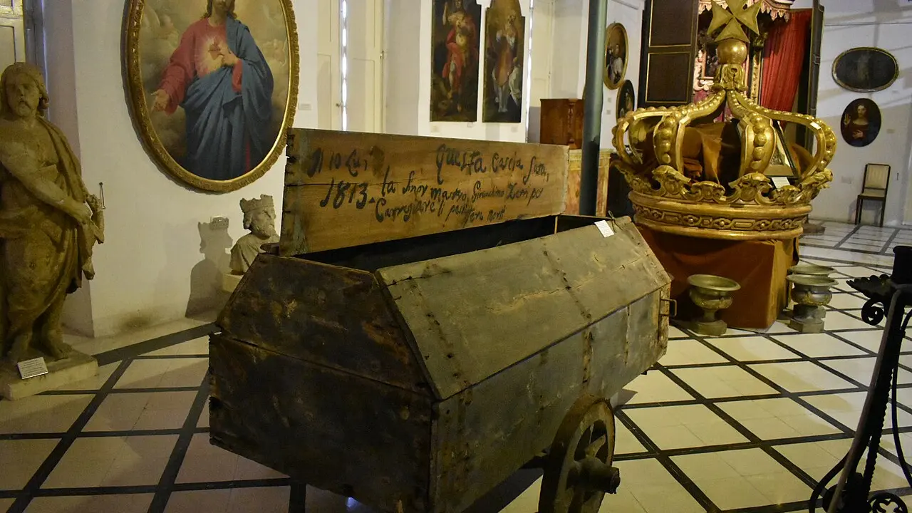 Car de lemn expus într-un muzeu, identificat drept vehicul folosit pentru transportul victimelor ciumei din 1813-1814