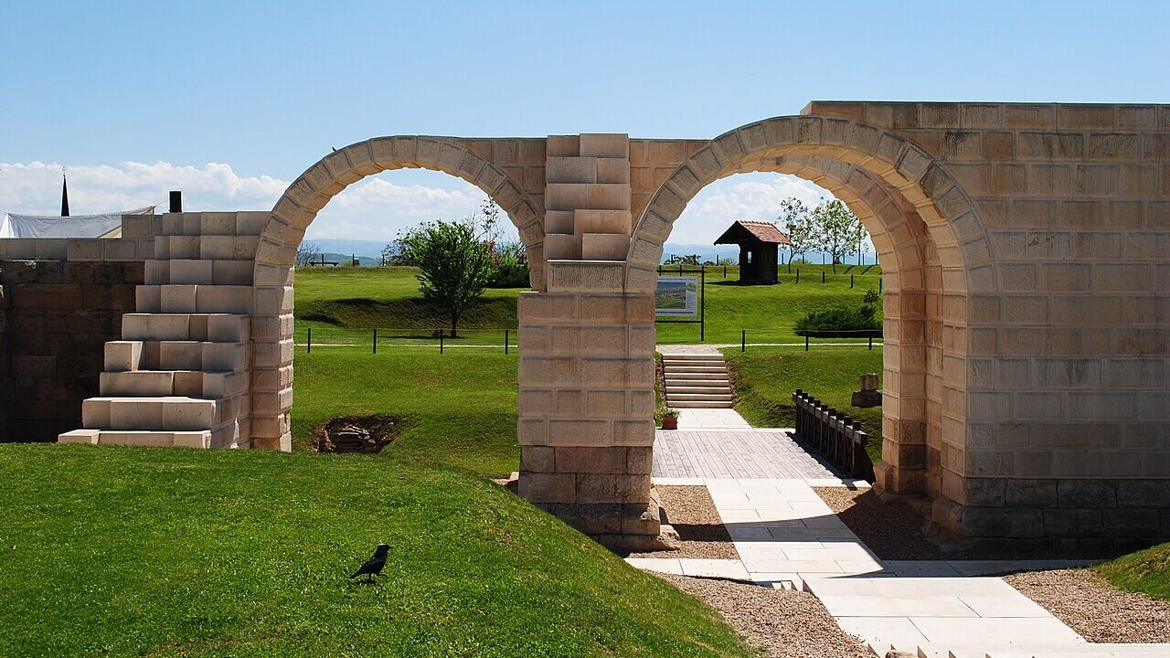 Poarta de piatră a castrului roman de la Apulum, în Alba Iulia, văzută dinspre interiorul castrului