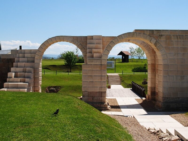 Poarta de piatră a castrului roman de la Apulum, în Alba Iulia, văzută dinspre interiorul castrului