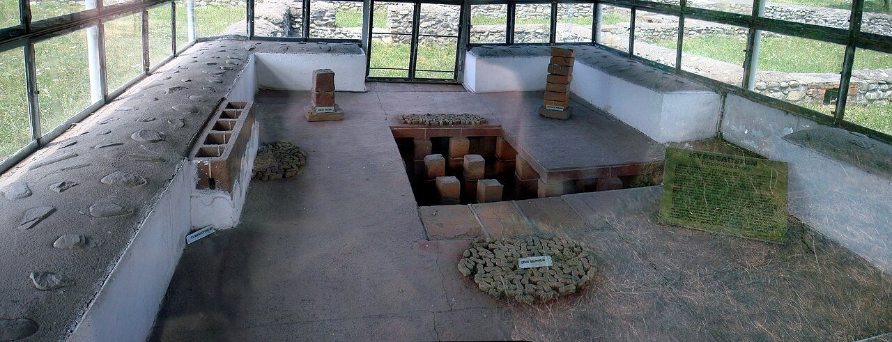 Pile de cărămidă ale unui hipocaust roman în castrul Jidova de lângă Câmpulung