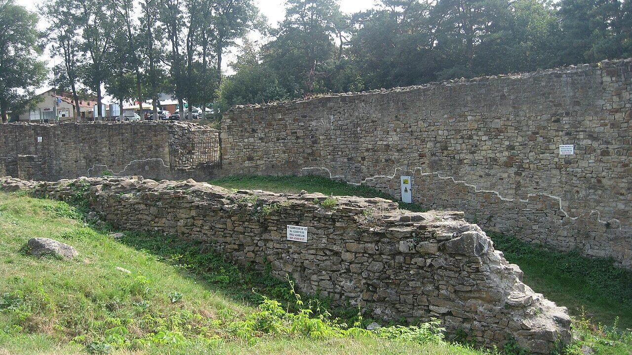 Zid de apărare al Cetății de Scaun a Sucevei, văzut din exterior