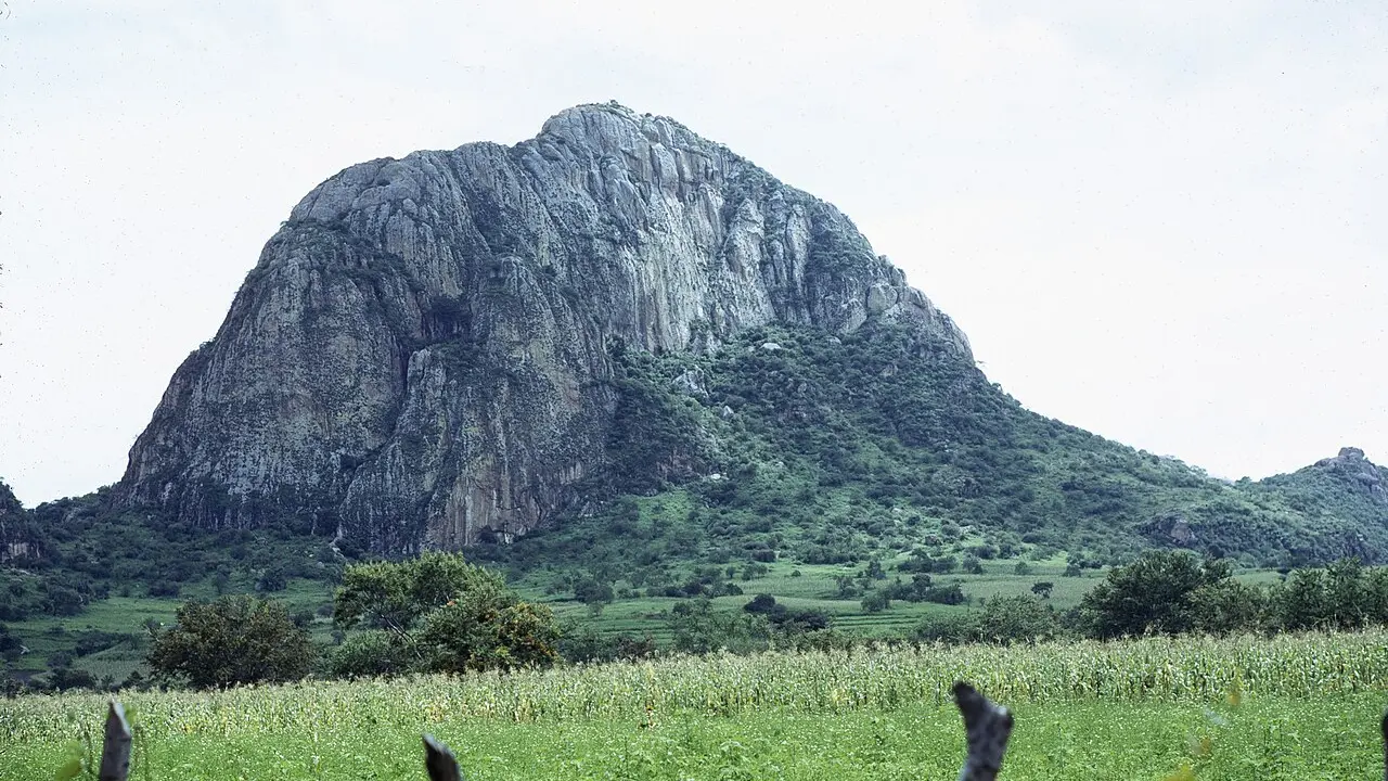 Dealul stâncos de la Chalcatzingo, în statul mexican Morelos, văzut de la distanță