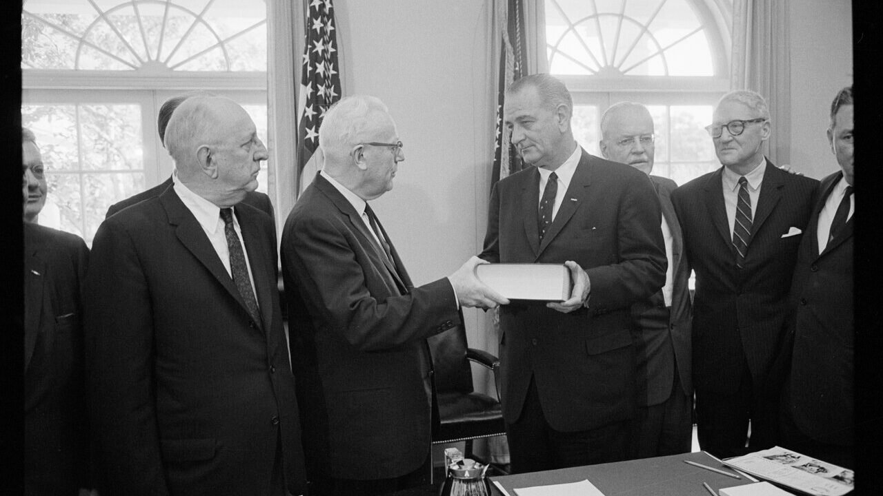 Membrii Comisiei Warren îi înmânează raportul președintelui Lyndon B. Johnson