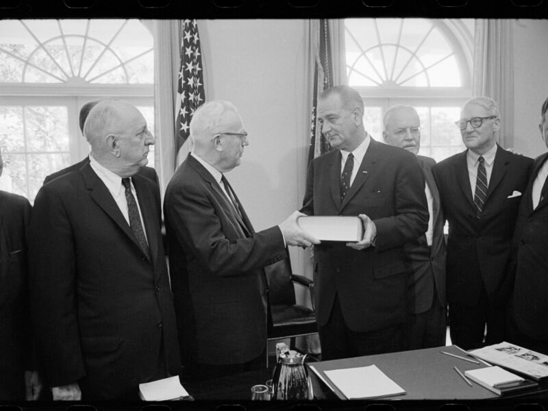 Membrii Comisiei Warren îi înmânează raportul președintelui Lyndon B. Johnson