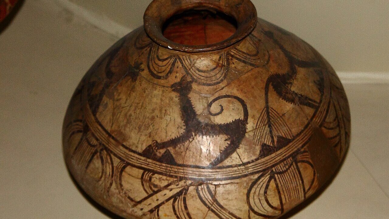 Vas Cucuteni-Tripolie pictat cu reprezentări de animale, din perioada târzie a culturii