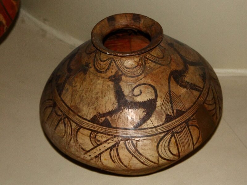 Vas Cucuteni-Tripolie pictat cu reprezentări de animale, din perioada târzie a culturii