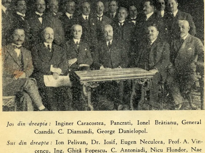 Fotografie de grup cu delegația română la Conferința de Pace de la Paris, 1919