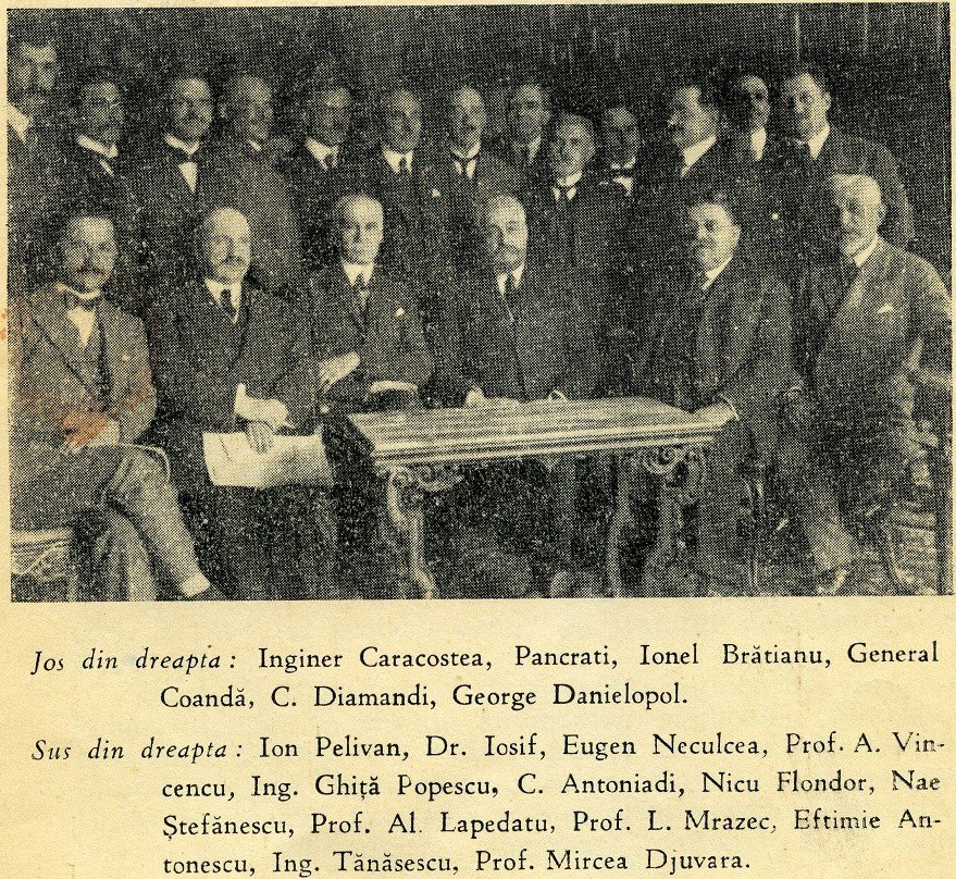 Fotografie de grup cu delegația română la Conferința de Pace de la Paris, 1919