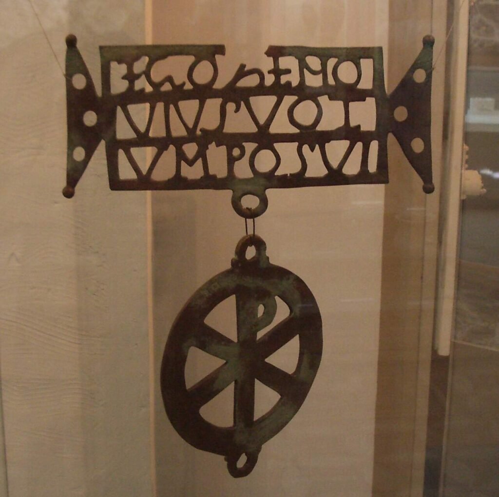 Donariul de la Biertan: disc de bronz cu monogramul lui Hristos și placă cu inscripția latină EGO ZENOVIUS VOTUM POSVI