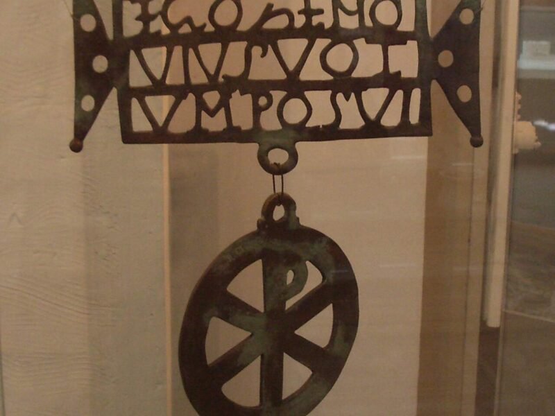 Donariul de la Biertan: disc de bronz cu monogramul lui Hristos și placă cu inscripția latină EGO ZENOVIUS VOTUM POSVI