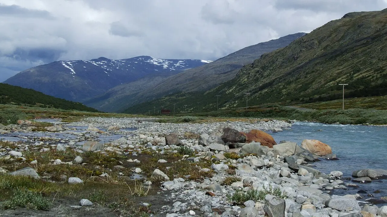 Priveliște cu vârfuri stâncoase și petece de zăpadă în munții Jotunheimen din Norvegia