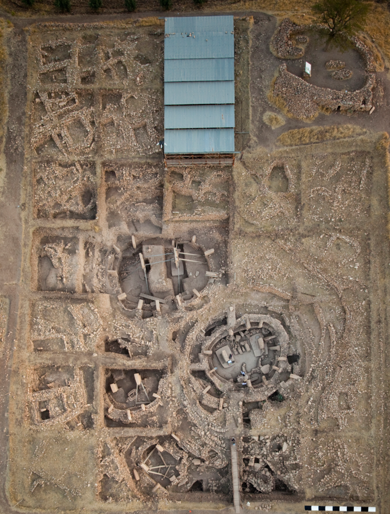 Vedere de sus asupra zonei principale de săpătură de la Göbekli Tepe, cu clădirile circulare monumentale
