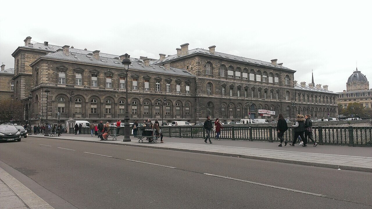 Fațada spitalului Hôtel-Dieu din Paris, văzută de pe podul Arcole