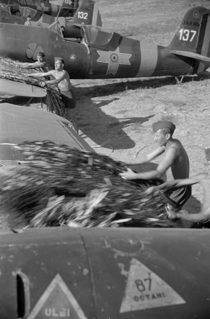 Avioane de vânătoare IAR 80 ale Grupului 9 înainte de o misiune, 1942
