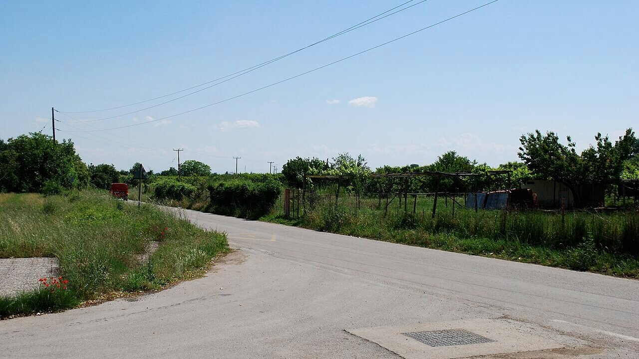 Vedere asupra sitului de lângă Mieza, cu terase de piatră și vegetație, unde tradiția plasează școala lui Aristotel