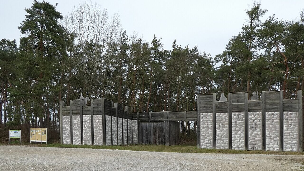 Reconstituirea porții de est a oppidumului celtic de la Manching, în Bavaria