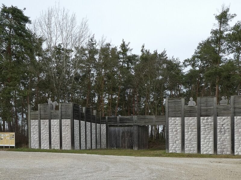 Reconstituirea porții de est a oppidumului celtic de la Manching, în Bavaria