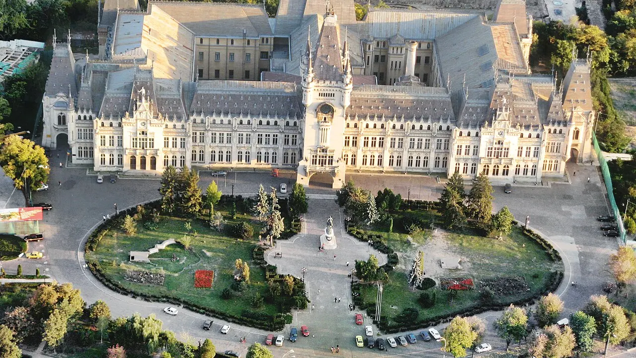 Palatul Culturii din Iași văzut din aer, cu turnul cu ceas