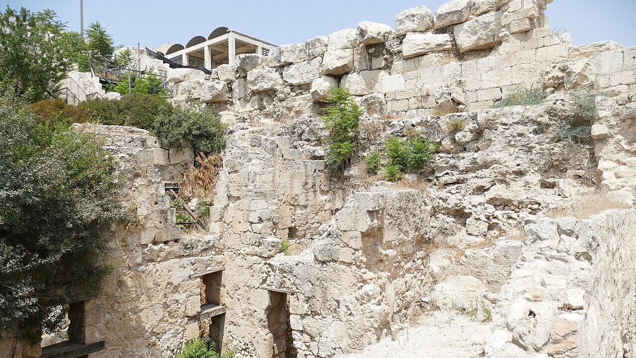 Ruine de piatră în parcul arheologic Ophel, la poalele Esplanadei Templului din Ierusalim