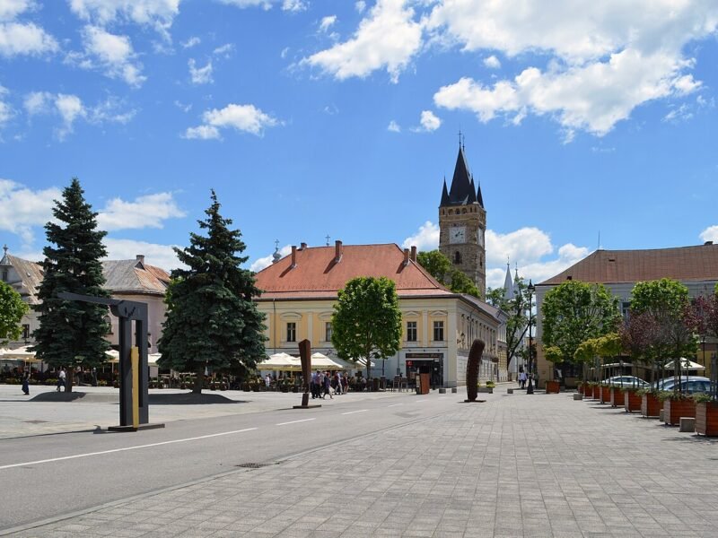 Piața Libertății din Baia Mare, cu Turnul Ștefan în fundal