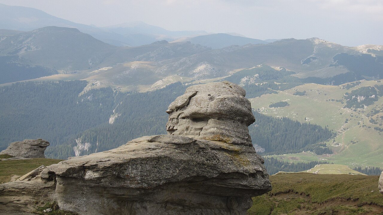 Platoul Bucegi și formele de relief săpate în conglomerate