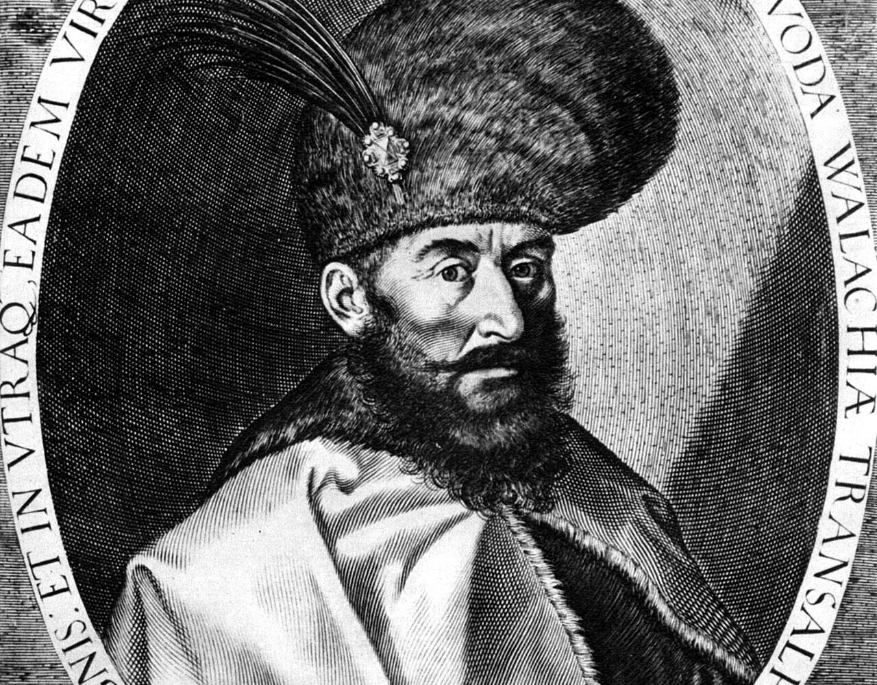 Gravură cu Mihai Viteazul, portret cu căciulă înaltă de blană cu pană și mantie brodată
