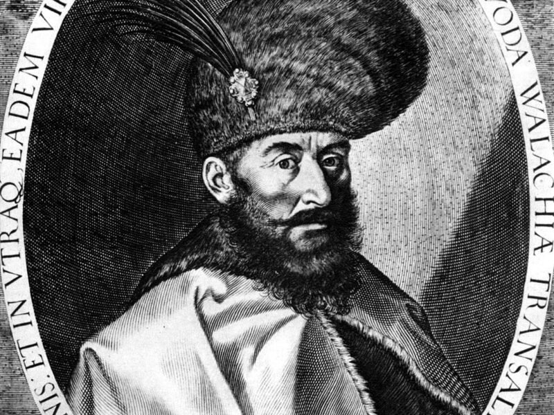 Gravură cu Mihai Viteazul, portret cu căciulă înaltă de blană cu pană și mantie brodată