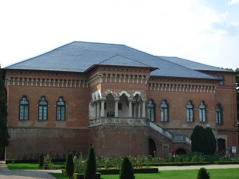 Fațada principală a Palatului Brâncovenesc de la Mogoșoaia