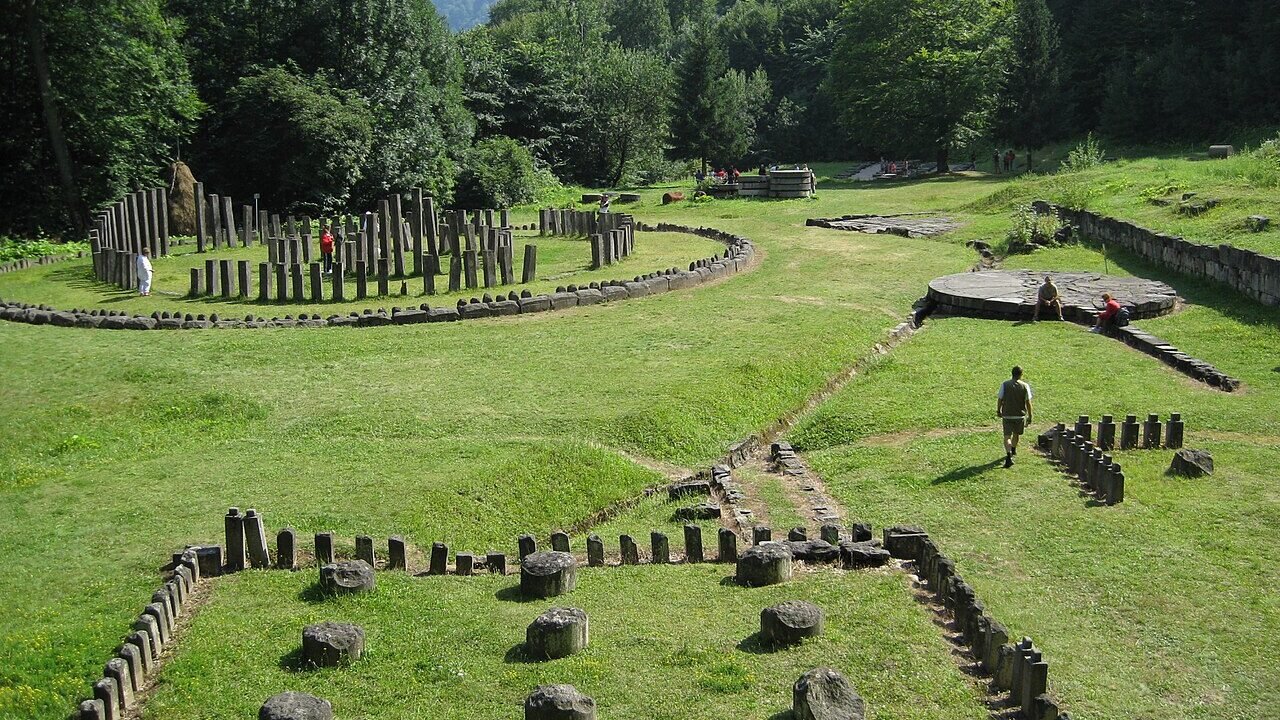 Ruinele sanctuarelor de andezit și discul solar de la Sarmizegetusa Regia