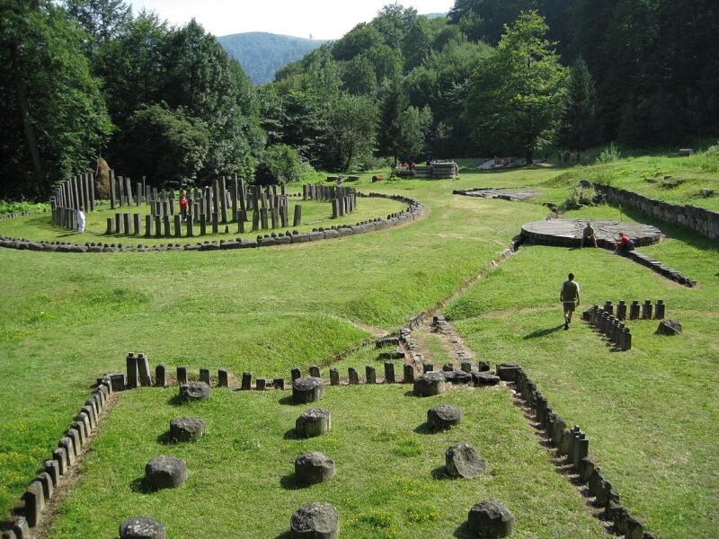 Ruinele sanctuarelor de andezit și discul solar de la Sarmizegetusa Regia