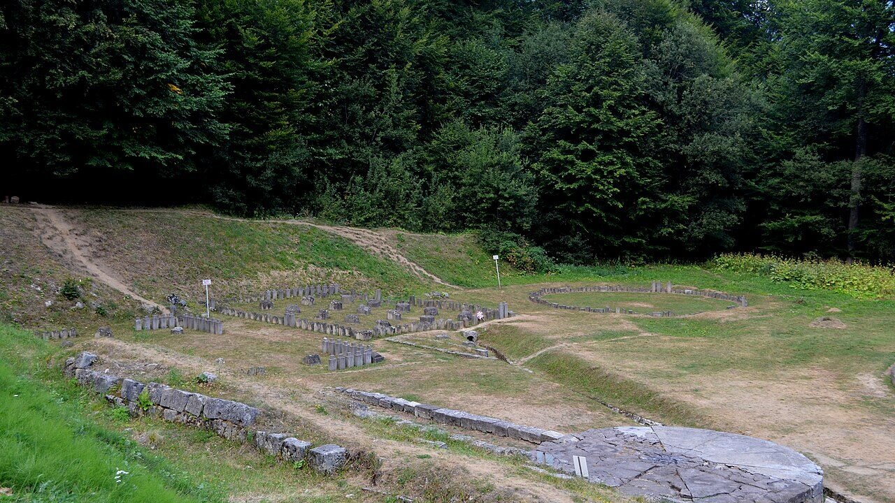 Zona sacră de la Sarmizegetusa Regia, cu aliniamente de stâlpi de andezit