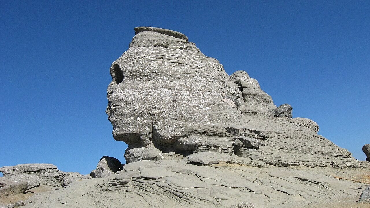 Stânca numită Sfinxul din Bucegi, pe platoul Bucegilor, văzută din unghiul dinspre nord
