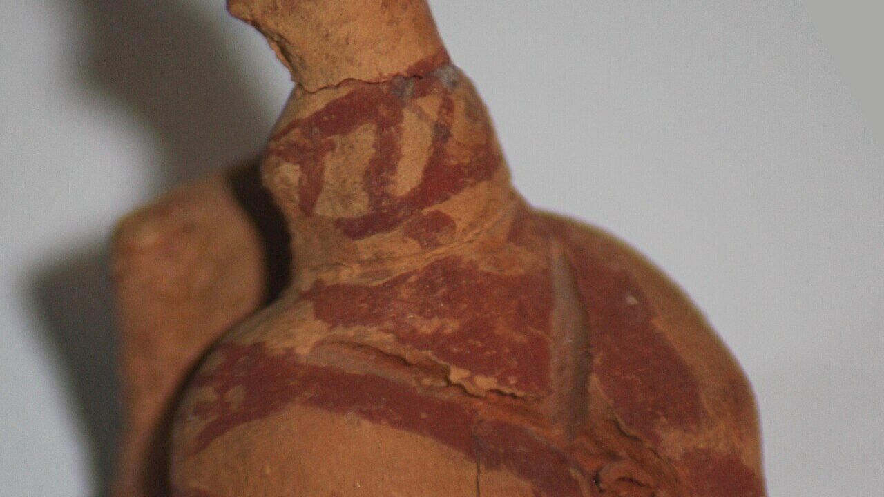 Statuetă feminină de lut din cultura Cucuteni, parte dintr-un ansamblu numit Sfatul zeițelor