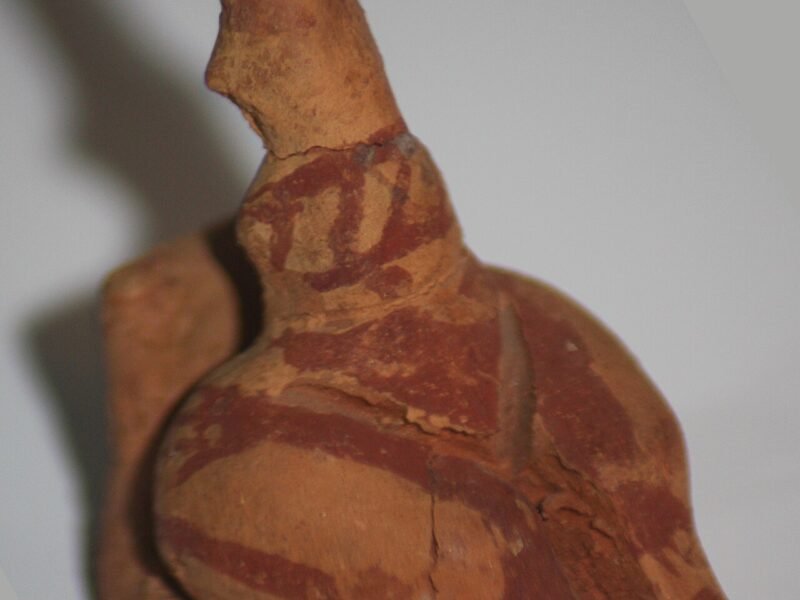 Statuetă feminină de lut din cultura Cucuteni, parte dintr-un ansamblu numit Sfatul zeițelor