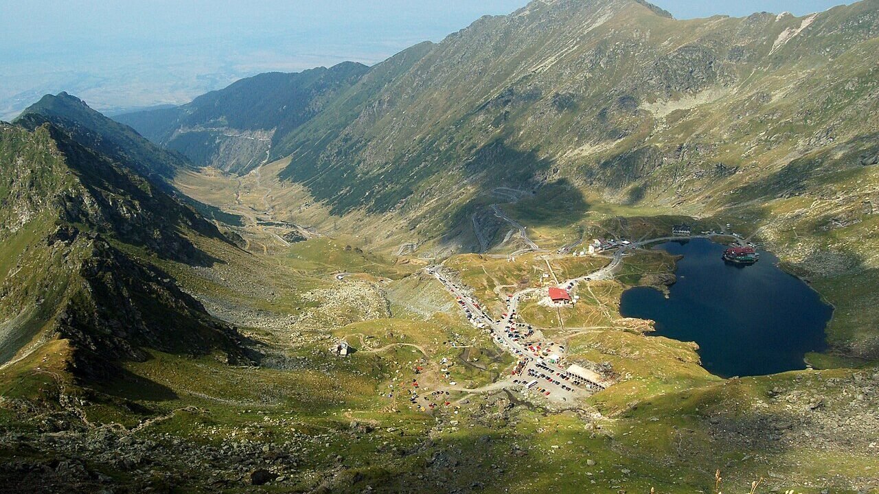 Transfăgărășanul și lacul Bâlea, văzute de pe versantul nordic al Făgărașului
