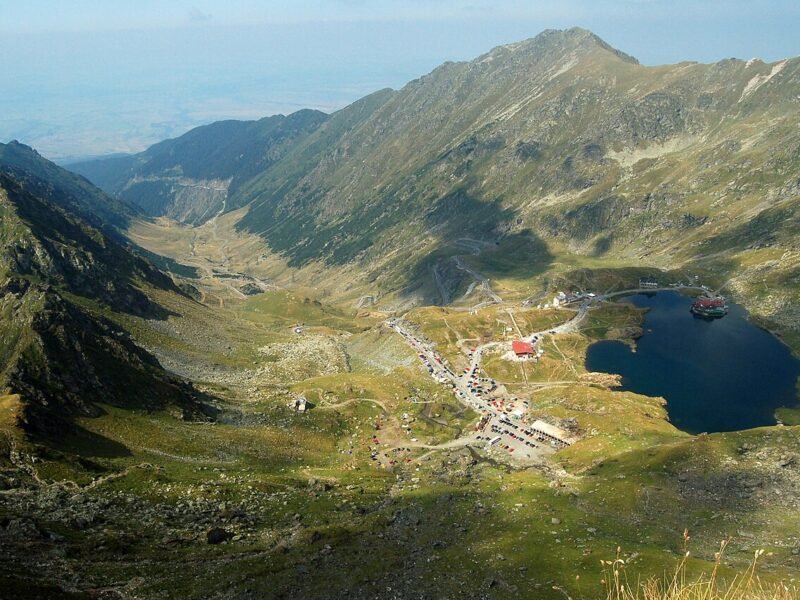 Transfăgărășanul și lacul Bâlea, văzute de pe versantul nordic al Făgărașului