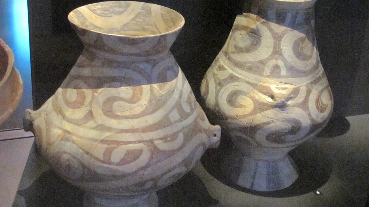 Două vase pictate din cultura Cucuteni-Tripolie, expuse la Neues Museum din Berlin