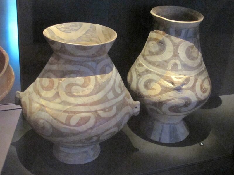 Două vase pictate din cultura Cucuteni-Tripolie, expuse la Neues Museum din Berlin