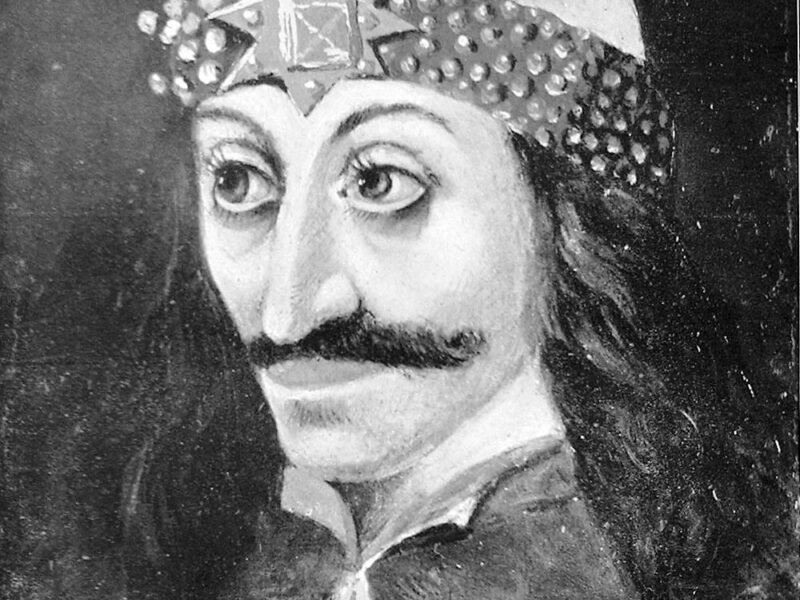 Portret pictat al lui Vlad Țepeș, bust, cu pălărie împodobită și părul lung