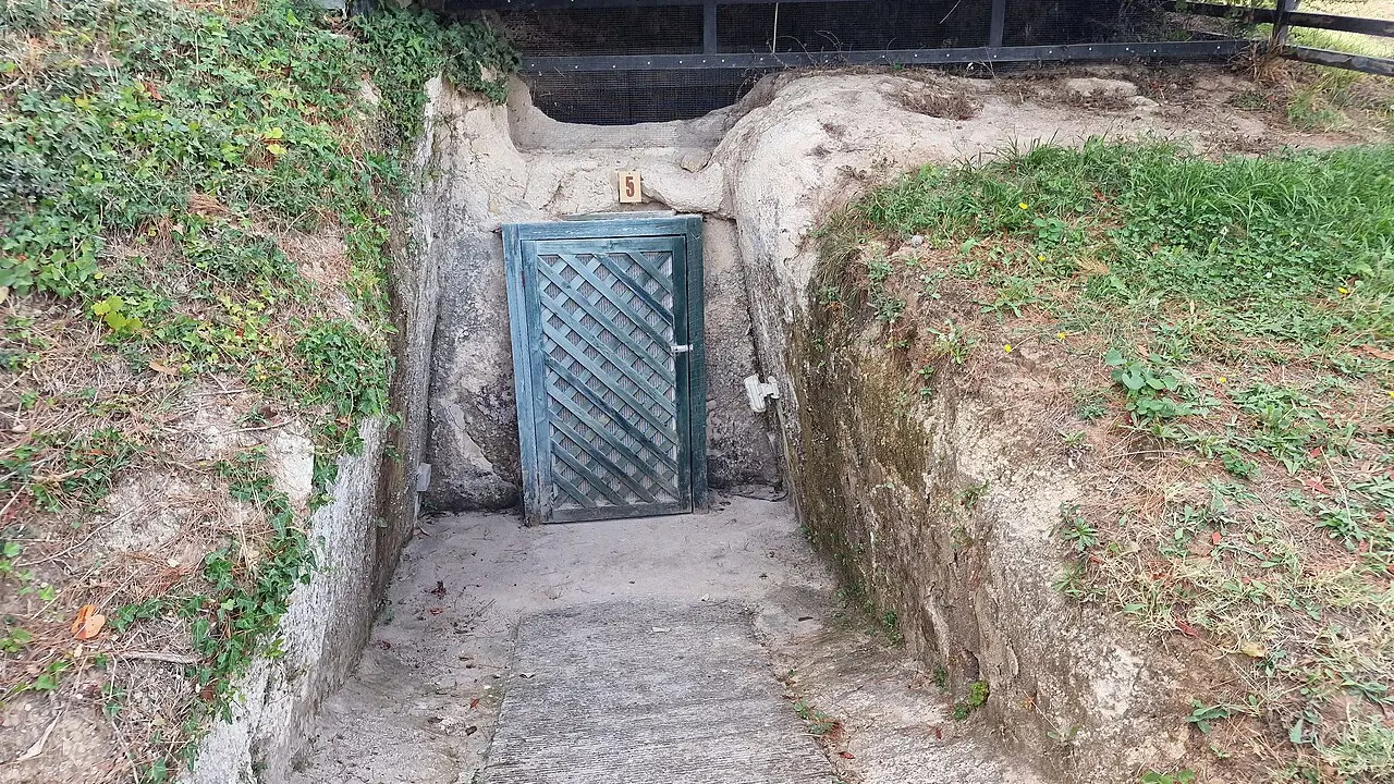 Mormânt săpat în stâncă din necropola miceniană de la Voudeni, în Ahaia