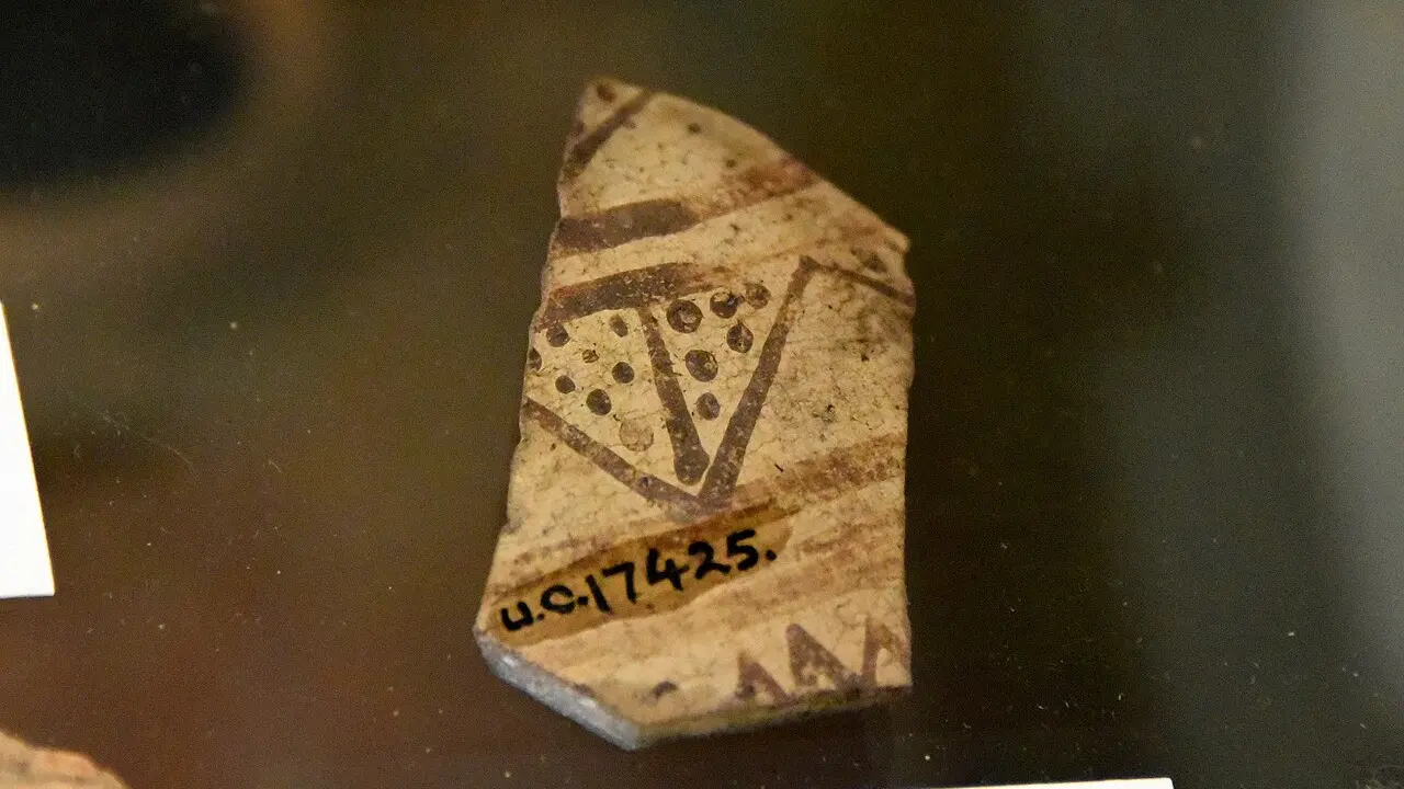 Fragment de ceramică din baza unui ulcior, prima dinastie egipteană, din mormântul regal al lui Semerkhet de la Umm el-Qa'ab, Abydos