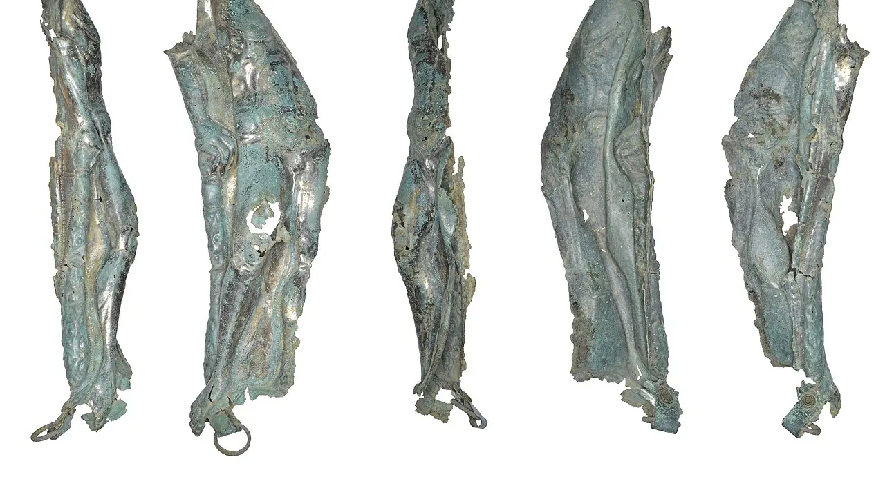 Fragment de foaie de aliaj de cupru dintr-o armură romană de cal, cu figura unui Hercule lucrată în relief
