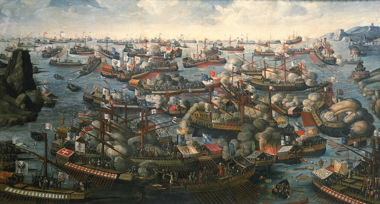 Pictură cu flote de galere încleștate în luptă la Lepanto, cu fum de tun și steaguri