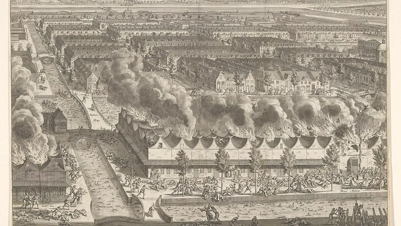 Gravură din 1741: vedere din zbor de pasăre asupra canalelor și străzilor unei părți din Batavia, cu titlu tipărit în olandeză.